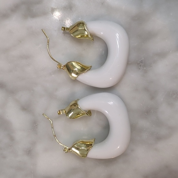 White and gold rounded square hoop earrings - Picture 1 of 3